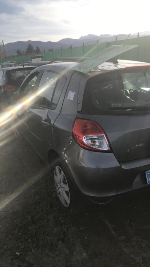 VéhiculeRENAULT CLIO III pour pièces