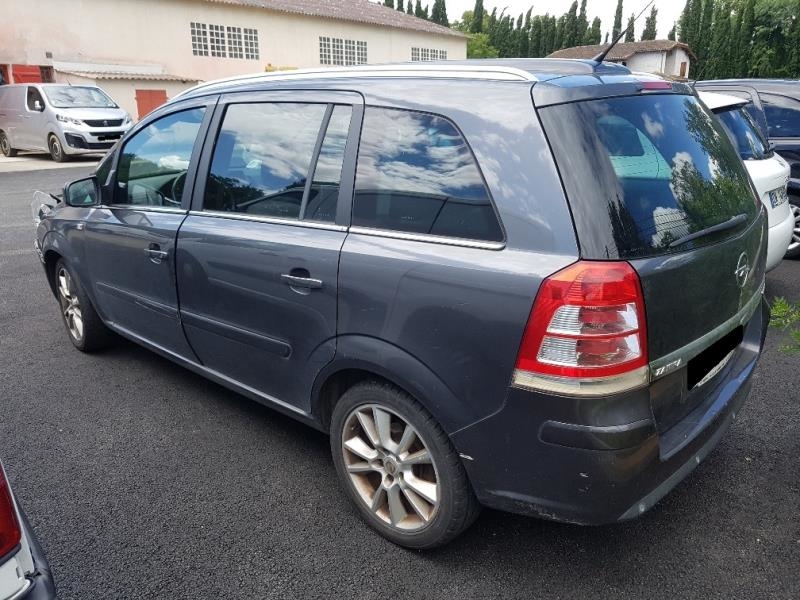 Opel zafira 2010 года