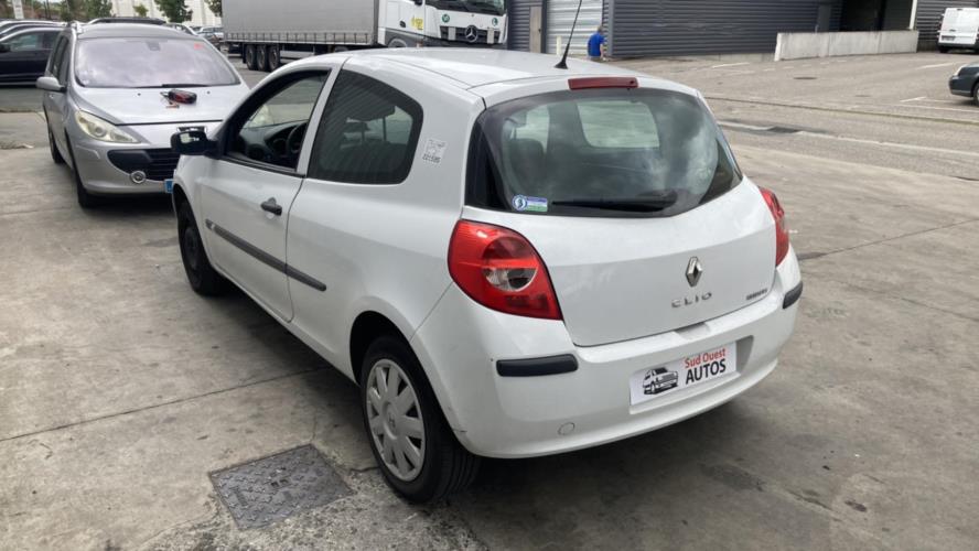 Surplus Autos Feu arriere droit occasion RENAULT CLIO 3 8200459960