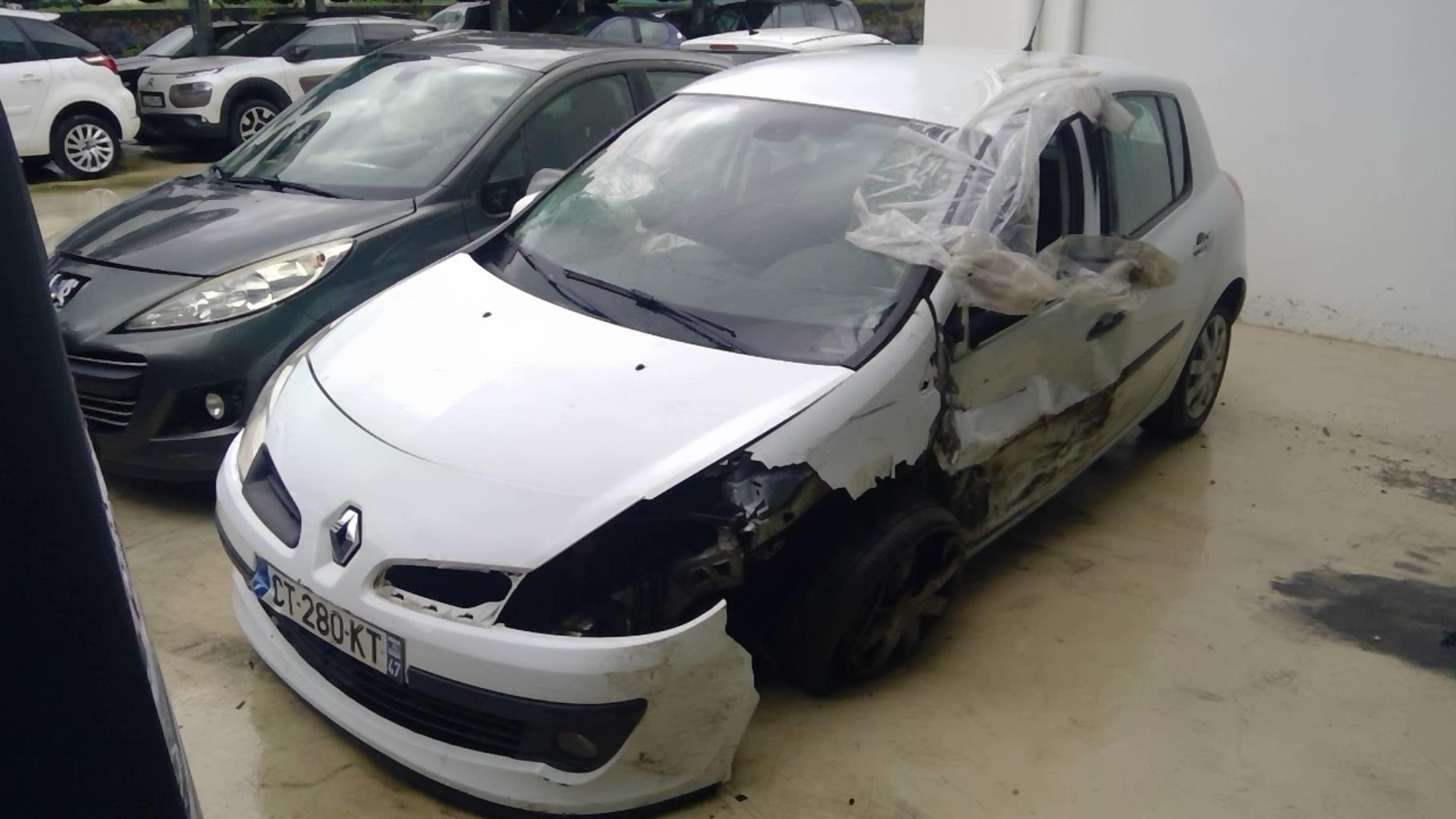 VéhiculeRENAULT CLIO III pour pièces