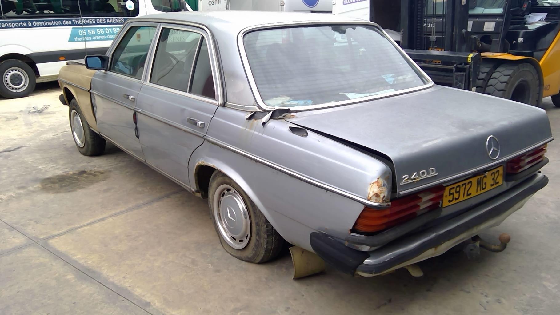 Image MERCEDES 240 W123