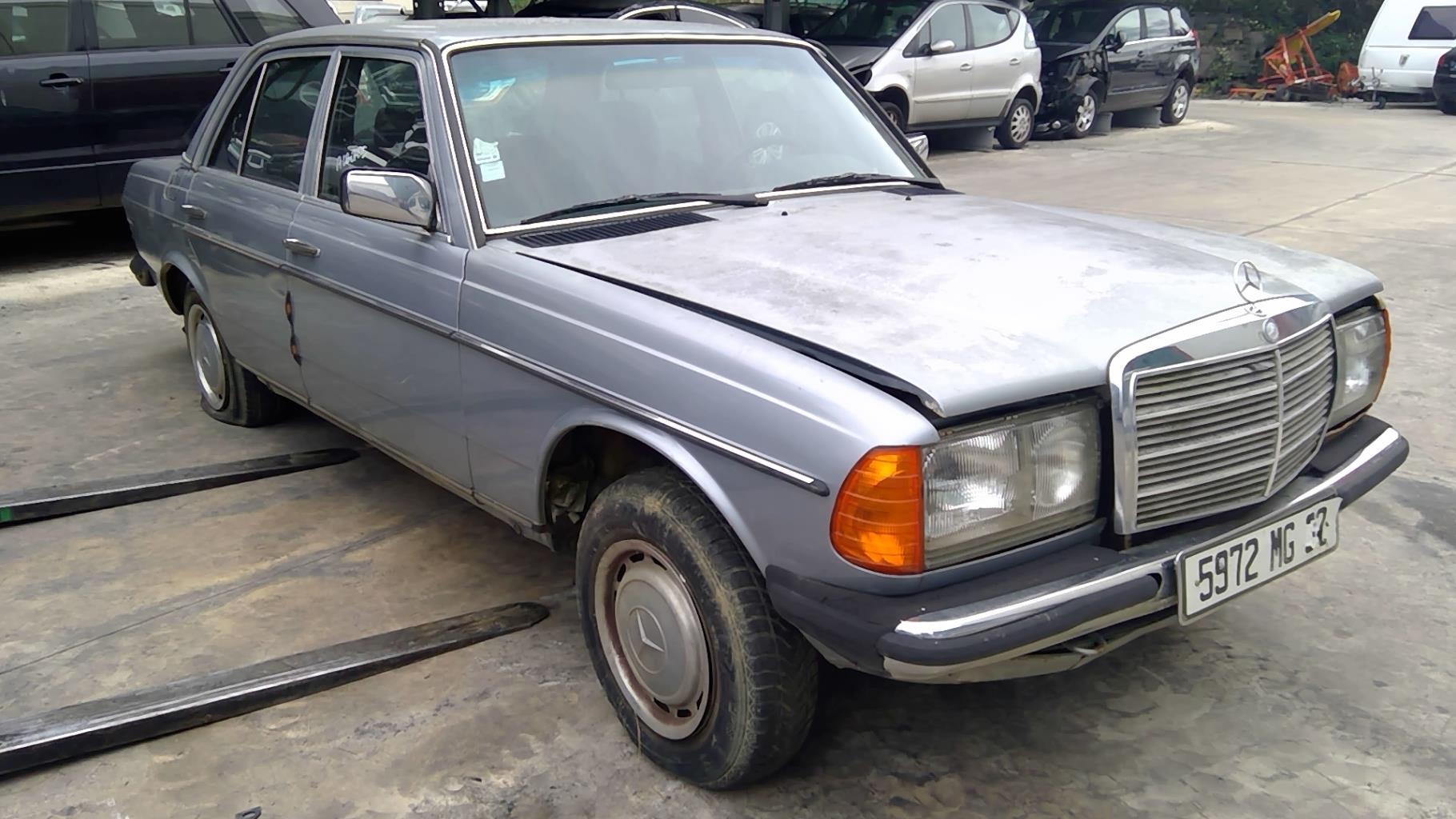 Image MERCEDES 240 W123