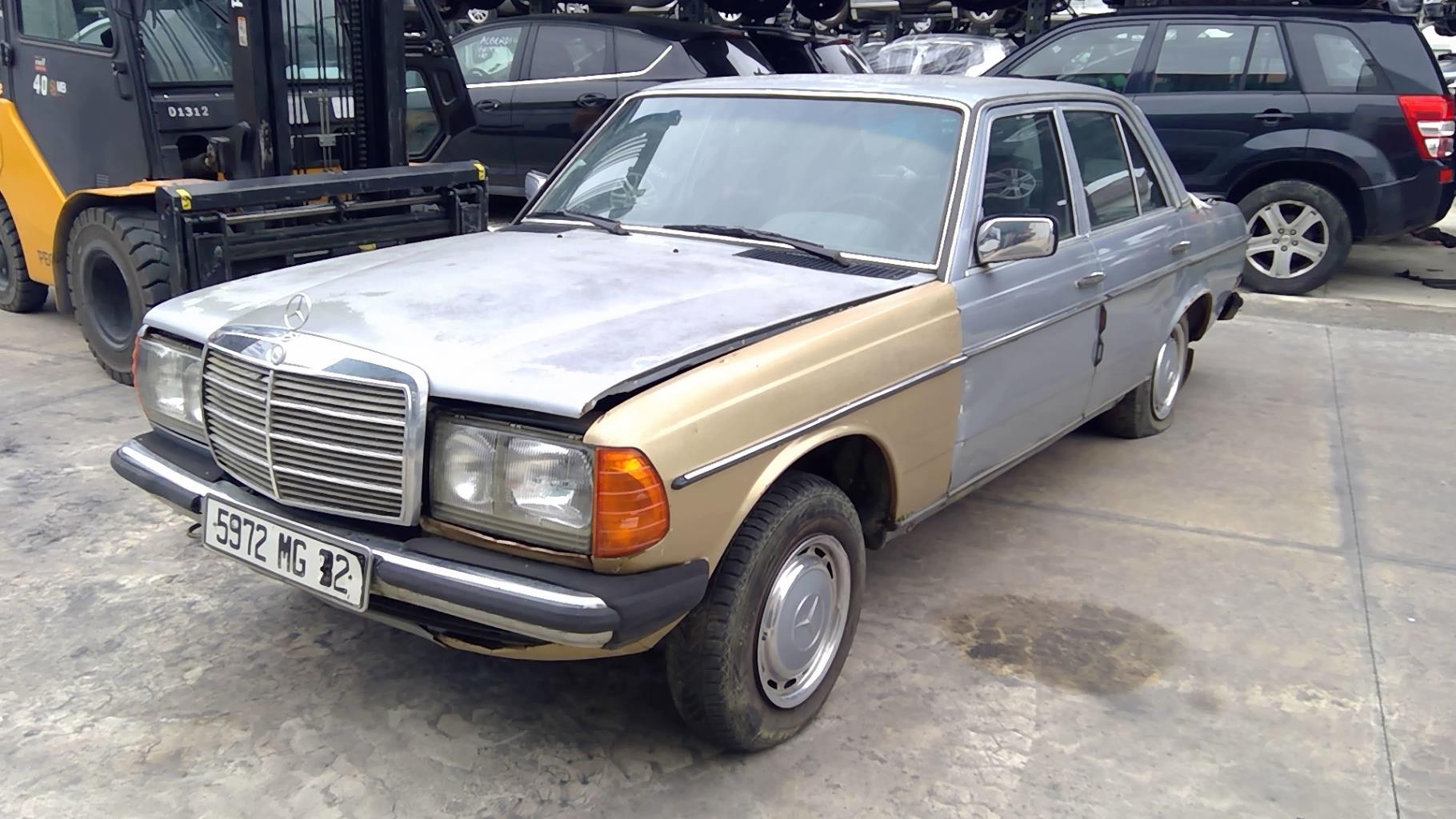 Image MERCEDES 240 W123