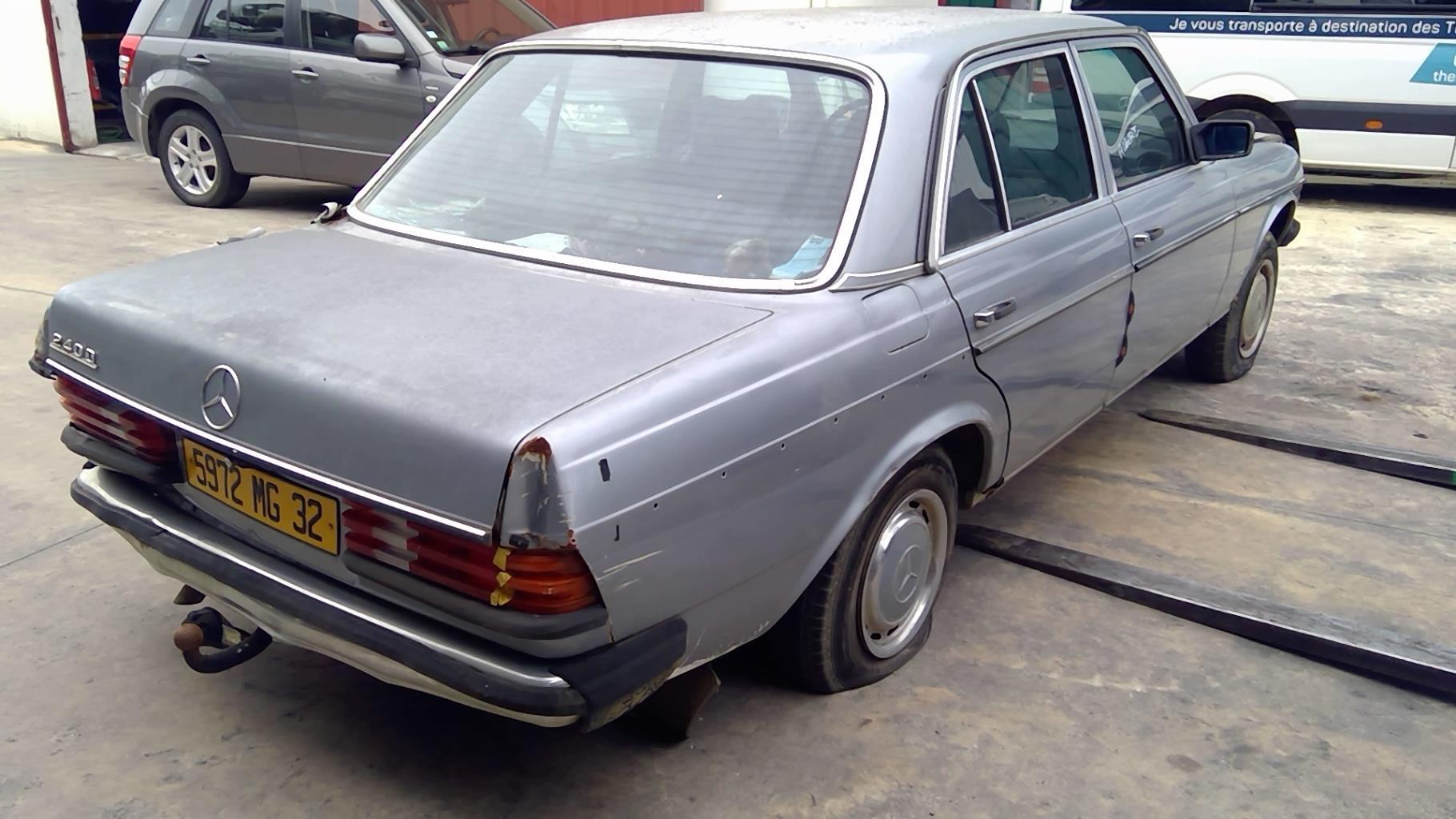 Image MERCEDES 240 W123