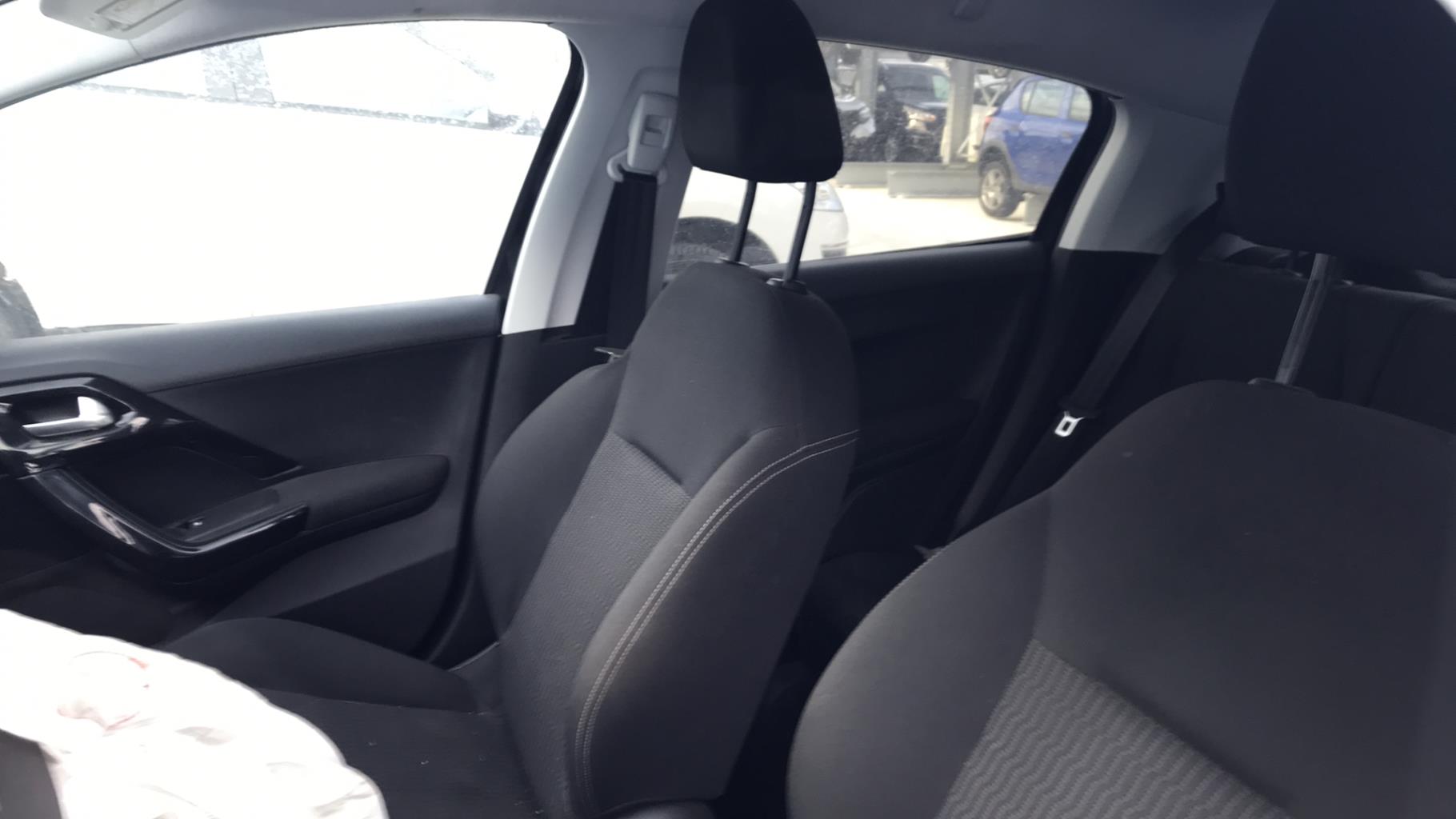 Image PEUGEOT 208 1