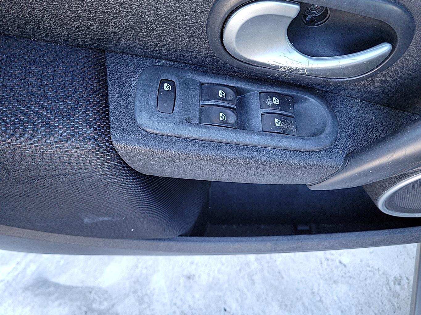 Interrupteur de leve vitre avant droit pour RENAULT CLIO 3 PHASE 2  d'occasion - Jaqu'Auto