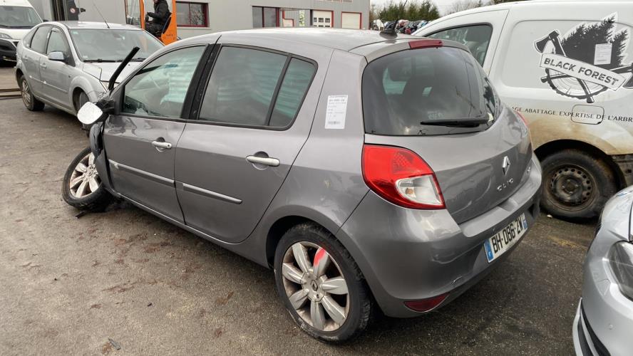 VéhiculeRENAULT CLIO III pour pièces