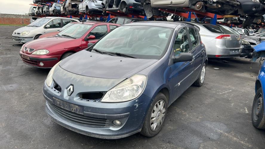 VéhiculeRENAULT CLIO III pour pièces